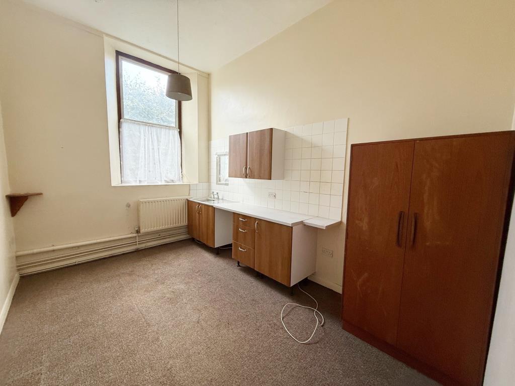 Lot: 5 - FORMER OFFICE AND BEDSITS WITH POTENTIAL CLOSE TO THE QUAY - Further bedside room with window to side